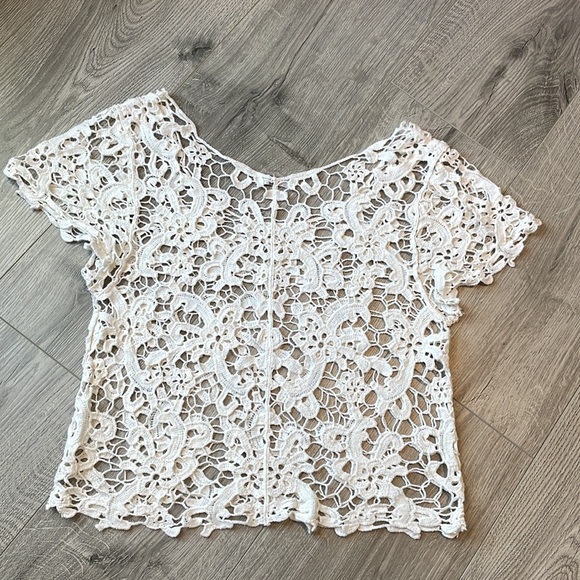 ISSI Adorable fashionable crop cream open crochet top - Picture 4 of 5